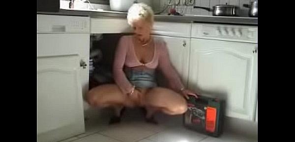 Grandma needs some loving from a plumber young guy - Watch Part2 XXXMaduras.Vip